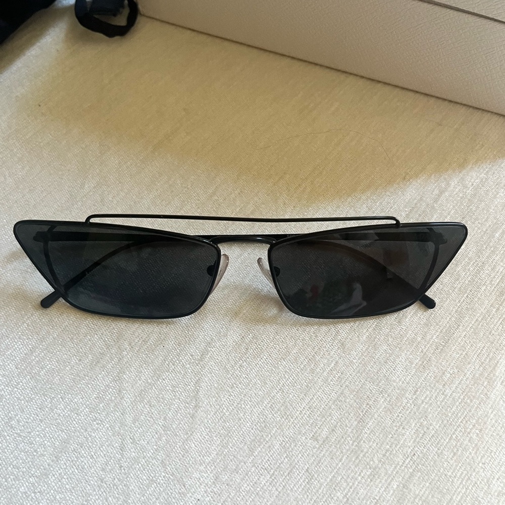 LIKE NEW PRADA SUNGLASSES